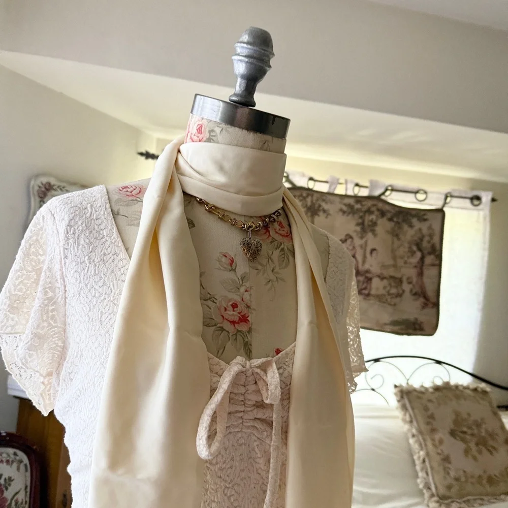 white liz‎ claiborne scarf